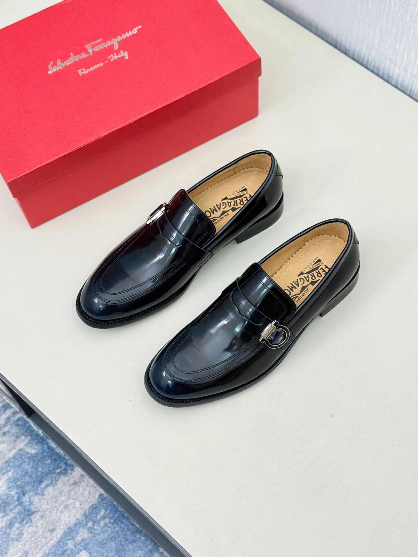 [Ferragamo] P: 560💰 Number of yards: 38~44 (45 orders are non-returnable) Ferragam's new men's formal leather shoes, the fabric is made of imported cowhide, with visible texture, heavy-duty stitching, dyed calfskin inside, standard logo cowhide feet, big-name experience, soft and comfortable on the feet, a men's favorite, special non-slip and wear-resistant rubber soles, easy to handle various occasions, with original box packaging!